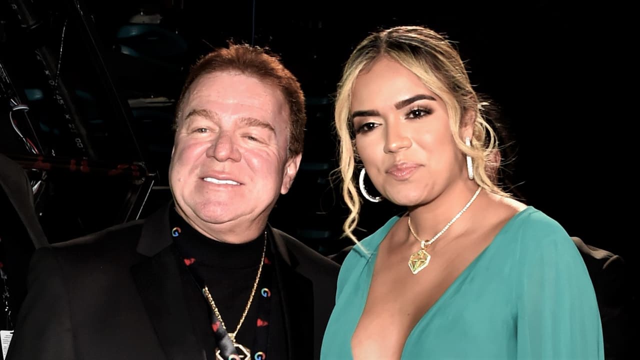 Padre de Karol G se tatúa el corazón de su hija durante el lanzamiento de su nuevo álbum