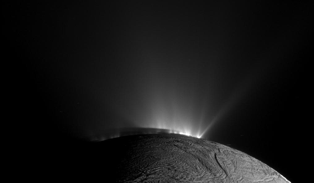 Imagen de la cuenca geyser del polo sur de Encelado.