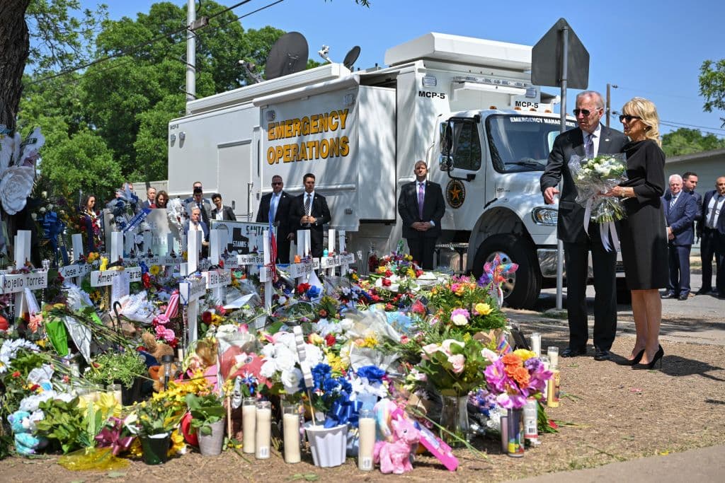 Biden, y la primera dama llegaron este domingo a la ciudad de 16,000 habitantes, golpeada por la masacre en la Escuela Primaria Robb, que dejó 21 personas muertas, 19 de ellos, niños.