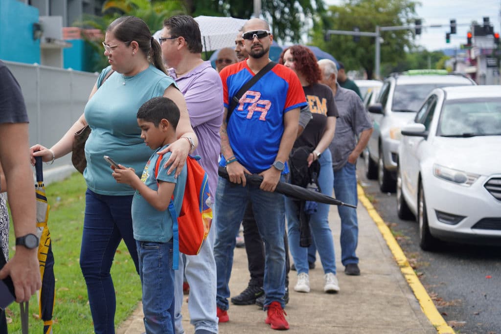 Desde 
<b><a href="https://www.univision.com/local/puerto-rico-wlii/politica-puerto-rico/elecciones-en-estados-unidos-2024/elecciones-en-puerto-rico-2024-llega-la-hora-del-voto-que-podria-cambiar-la-historia-de-la-isla" target="_blank">bien temprano este martes 5 de noviembre, miles de puertorriqueños</a></b> acudieron a los 5,748 centros de votación alrededor de la isla para escoger al liderato político que dirigirá sus destinos el próximo cuatrienio. En la Escuela Especializada en Bellas Artes Pablo Casals, en Bayamón, se reportaron algunas dificultades con una máquina de votación, que no quería aceptar las papeletas.