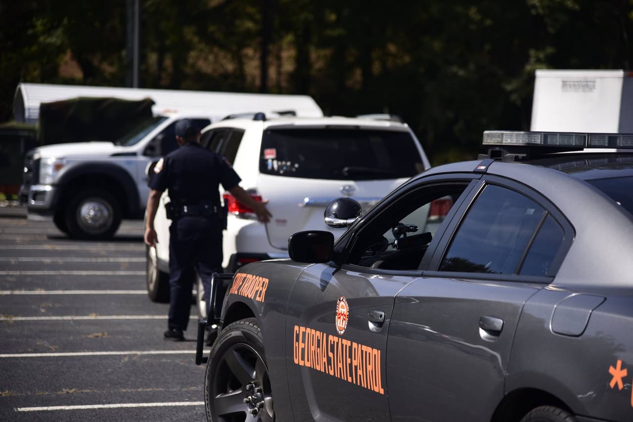 Usa el cinturón de seguridad. Todas las personas a bordo de un auto tienen que usarlo y los menores de ocho años de edad deben ir en los asientos requeridos por ley de acuerdo a su edad, estatura y peso.