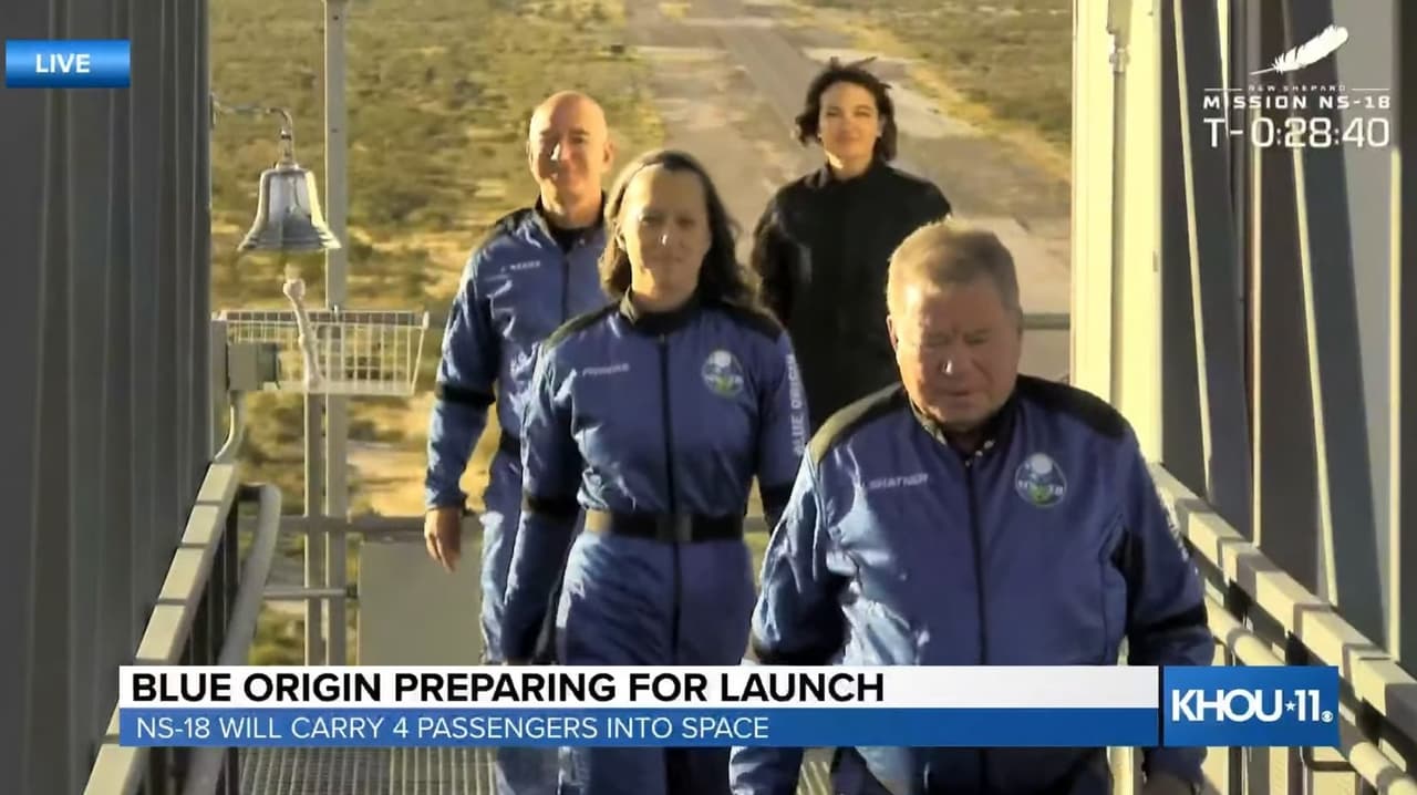 Shatner, los demás integrantes de la tripulación y Bezos de camino al cohete antes del despegue. El viaje fue totalmente automatizado y duró 10:19 minutos.