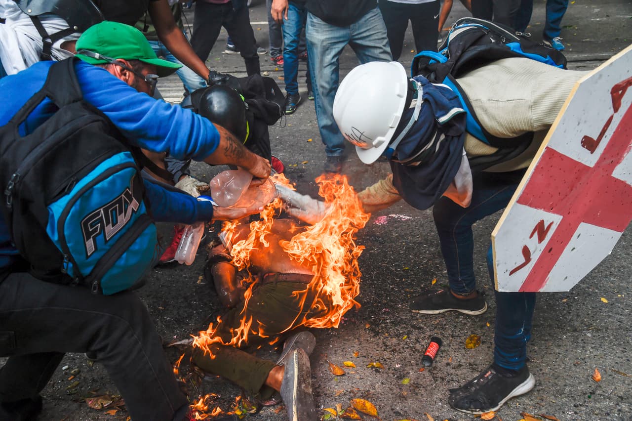 Fue auxiliado por sus compañeros y rescatistas de la alcaldía de Chacao, el municipio del este de Caracas donde este miércoles por la tarde se han mantenido las mayores protestas. 3 de mayo de 2017.
<br>