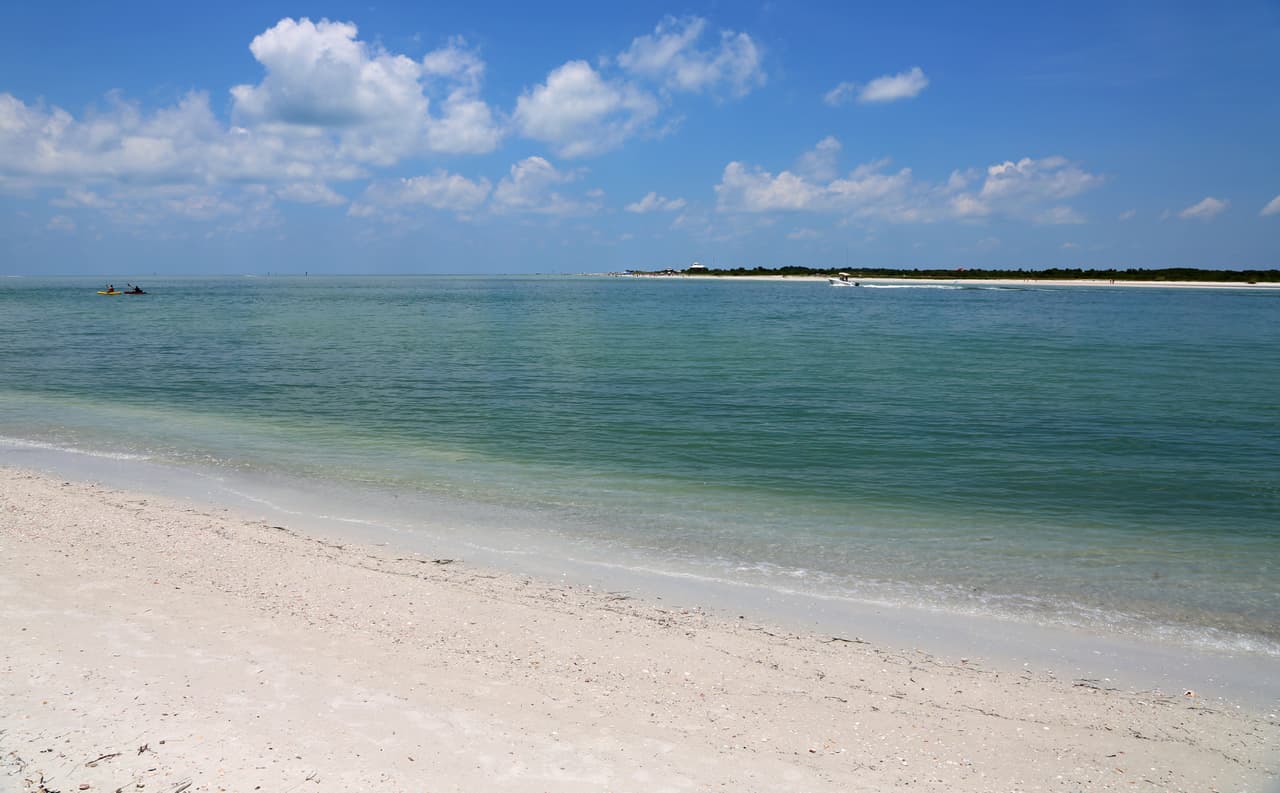 <b>Puesto 6: Caladesi Island, Florida.</b> Situada en Clearwater, “está compuesta de arena blanca de cuarzo cristalino que es suave y cómoda en la orilla, y nos invita a darnos un chapuzón en sus aguas cristalinas”, asegura el especialista.
<br>