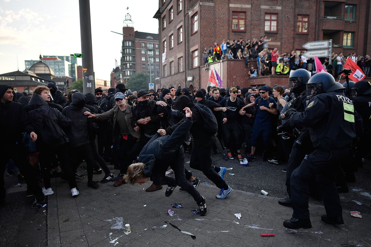 Algunos combates cuerpo a cuerpo entre manifestantes y policías en las calles de Hamburgo, la ciudad natal de la canciller alemana Ángela Merkel. En total, hubo 76 policías heridos, aunque levemente, dijeron las autoridades.