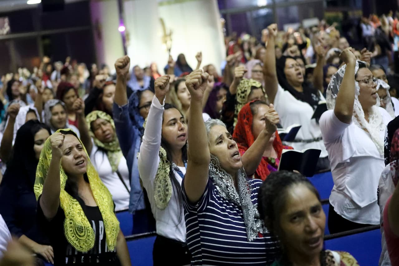 La acusación presentada en una corte de California detalla que los acusados vestían a las víctimas con ropa escolar para luego pedirles que se desvistieran y realizaran actos sexuales mientras las fotografiaban. Otras veces les exigieron que 
<b>se pusieran crema batida en los pechos </b>y que unas a otras se fueran quitando con la boca.