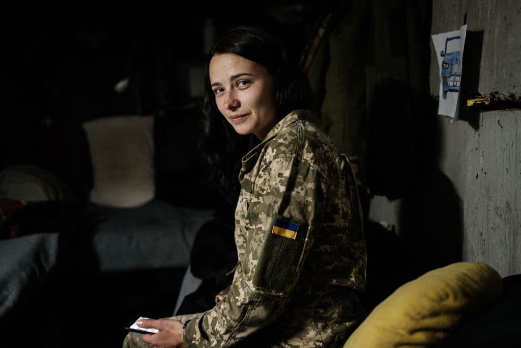 <b>Mujeres en el frente: la resistencia ucraniana.</b>
<br>
<br>La resistencia ucraniana ha impresionado al mundo. La encabezan voluntarios, militares, milicias de civiles, y el propio presidente del país que cada día llama a resistir hasta lograr expulsar a los invasores. Si bien se han visto millones de mujeres huyendo a países vecinos con sus hijos y dejando atrás a sus esposos, hijos, hermanos y padres, obligados a quedarse a combatir, también hay muchas mujeres que se han quedado como voluntarias para combatir a las fuerzas rusas.