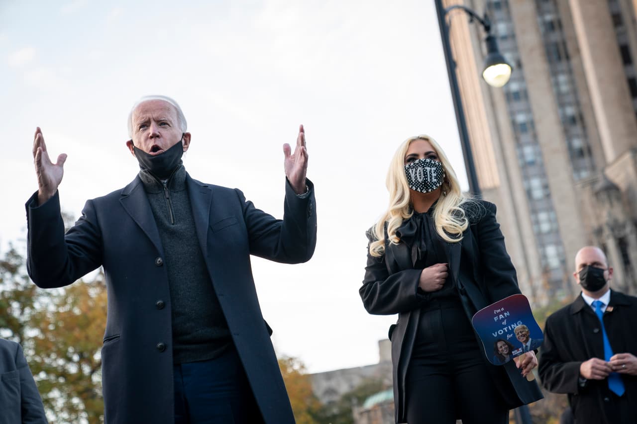 El demócrata Joe Biden continuó con el cierre en Pittsburgh, Pennsylvania, a donde 
<b>llegó acompañado de la popular actriz y cantante Lady Gaga. </b>
<br>
<br>Lady Gaga publicó una selfie con un botón de la campaña de Biden-Harris 
<a href="https://twitter.com/ladygaga/status/1323285046816624640?s=20" target="_blank">en su cuenta de Twitter</a> y escribió 
<b>"¡Buenos días PENNSYLVANIA! (...) NECESITAMOS CADA VOTO. Estoy con Joe Biden". </b>
<br>