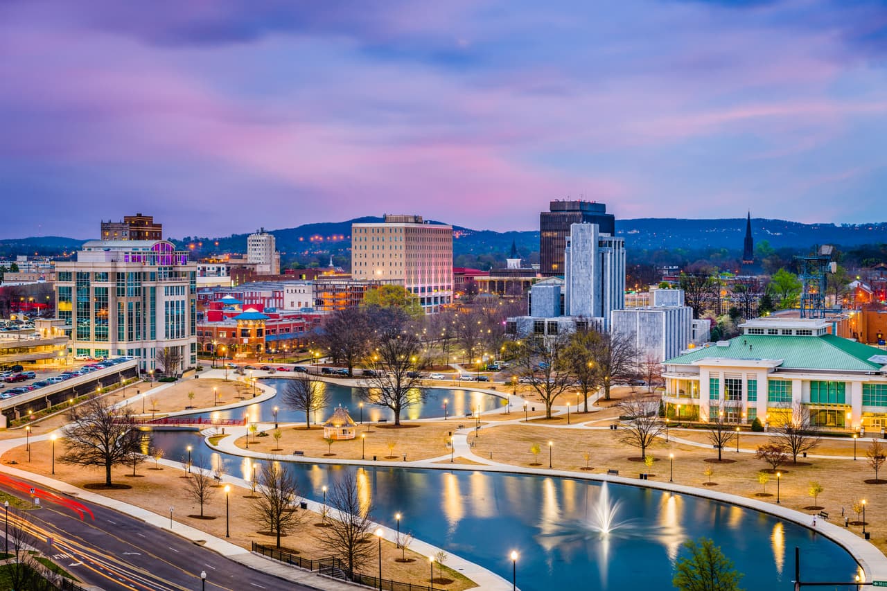 <h2 class="cms-H2-H2">Huntsville, Alabama</h2>
<br>
<br>➡️  
<b>Valor típico de una casa:</b> $257,800
<br>➡️  
<b>Renta típica: </b>$1,434
<br>➡️ 
<b> Tasa de desempleo 2022: </b>1.8%
<br>➡️  
<b>Tasa de participación en la fuerza laboral:</b> 62.2%
<br>➡️  
<b>Ingreso familiar promedio:</b> $84,059
<br>➡️  
<b>Puntuación de habitabilidad: </b>79
<br>