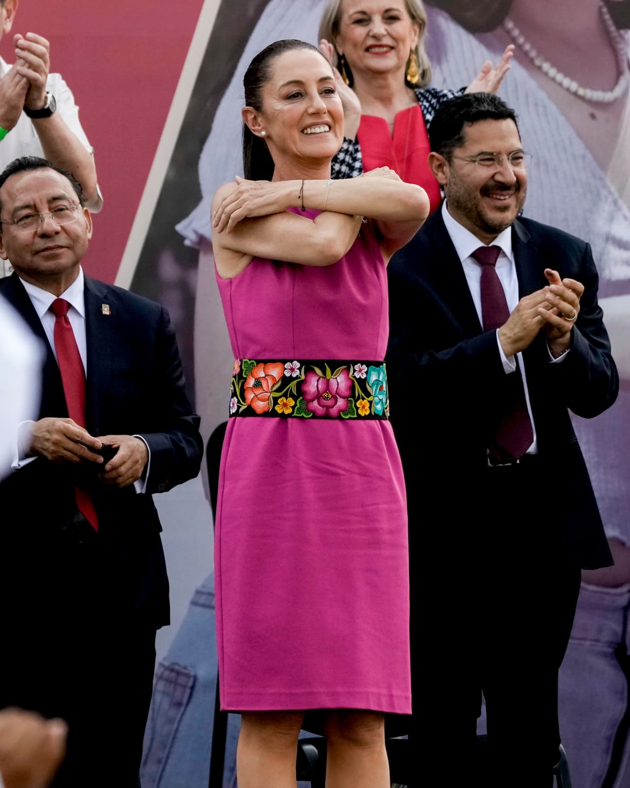 Para 2023 se notó un ligero 
<b>cambio en la vestimenta de Claudia Sheinbaum</b>. La entonces jefa de gobierno de la Ciudad de México contó a El Universal que todo comenzó cuando buscó una costurera para resolver un problema y le gustó su trabajo. Entonces, empezó a hacerle 
<b>ropa a la medida</b>.