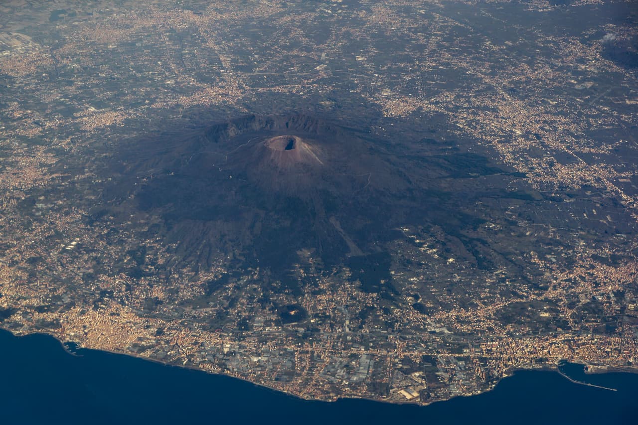 <h3 class="cms-H3-H3">Monte Vesubio, Italia</h3>
<br>
<br>La espectacular y devastadora del monte Vesubio, uno de los estratovolcanes del mundo, marcó en el 79 d. C. una de las peores catástrofes conocidas por la historia mundial. 
<br>
<br>El volcán, de forma cónica, hizo explosión y liberó 100,000 veces más energía termal que las bombas atómicas de Hiroshima y Nagasaki. 
<b>Se calcula que murieron al menos 16,000 personas. </b>
<br>