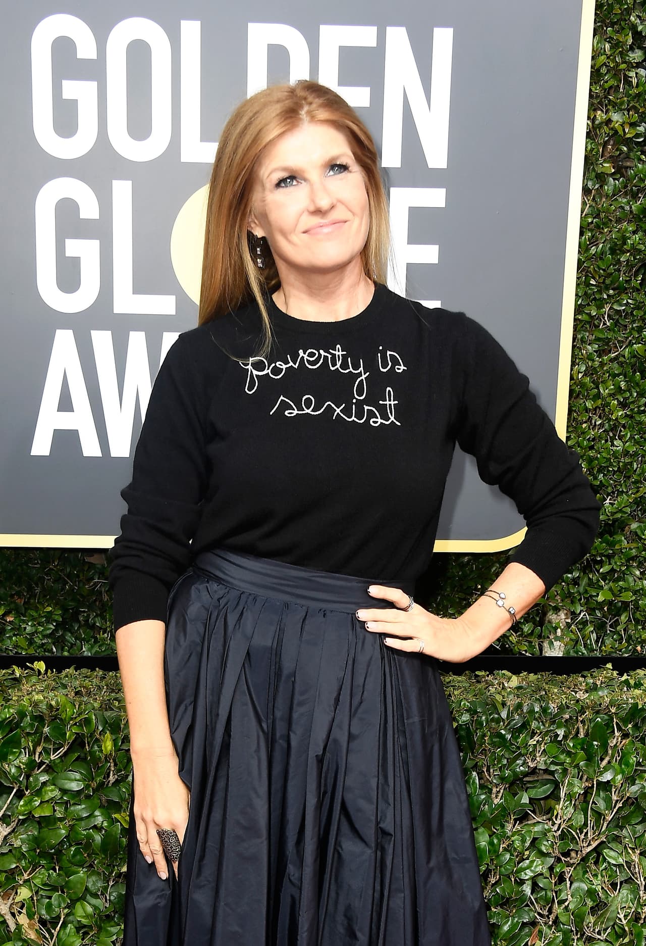 Connie Britton, además de ir de negro, llevaba un mensaje poderoso en su top: "Poverty is sexist": la pobreza es sexista.