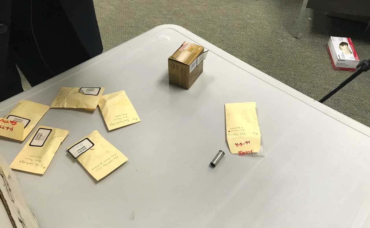 Como parte del proceso de recopilación y preservación de evidencia, los cuatro plomos y el proyectil que mató a Selena se colocaron en sobres individuales que tienen las iniciales del oficial que ocupó esa prueba. Los sobres también tienen el número asignado durante el juicio. Toda esta evidencia, a su vez, se encontraba en otra bolsa.