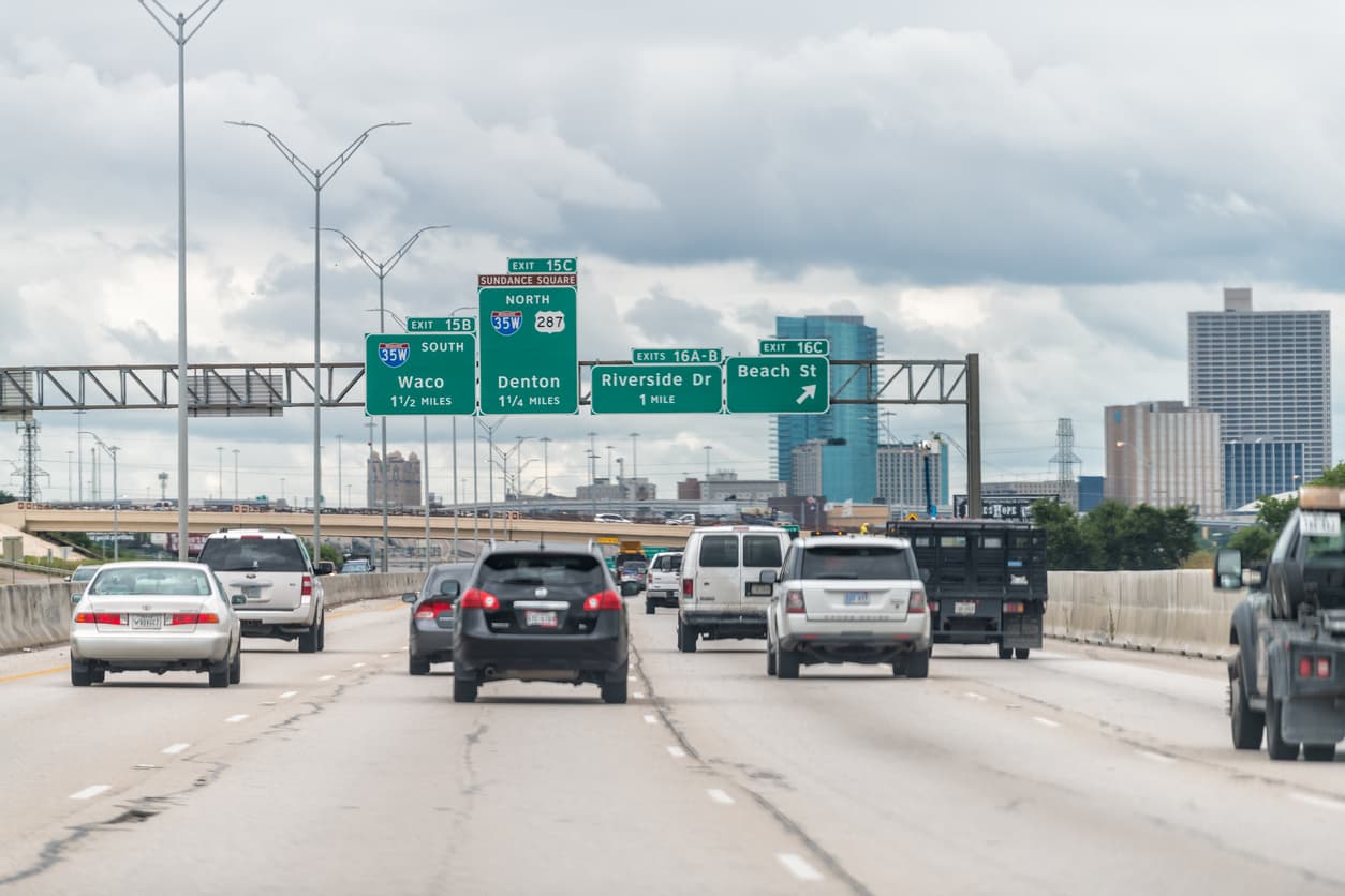 <h3 class="cms-H3-H3">9.- Dallas, Texas</h3>
<br>
<br>
<b>Costo promedio anual:</b> $1,055
<br>
<b>Tiempo promedio de traslado al trabajo: </b>28 minutos
<br>
<b>Horas perdidas en el tráfico al año: </b>44
<br>