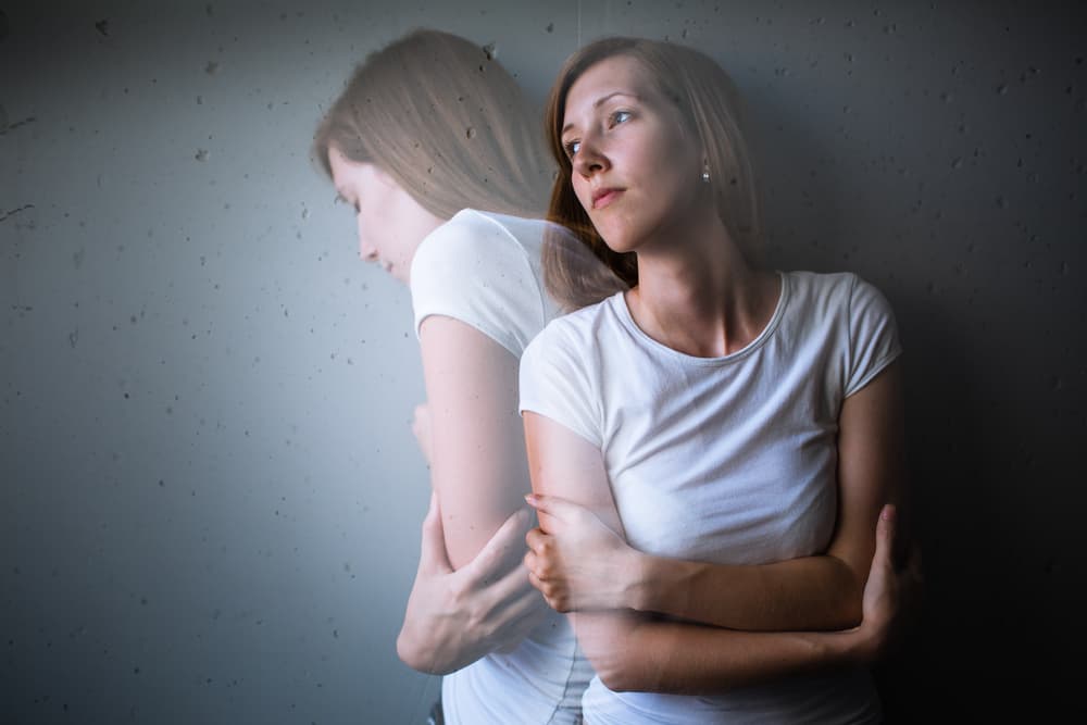 También puede resultar muy peligroso para quienes padecen de trastornos emocionales, mentales o de personalidad, como desorden bipolar, esquizofrenia, ataques de pánico y otros desajustes de índole nerviosa los cuales podrían traumatizarse y sugestionarse a grado tal que su salud se resentiría.