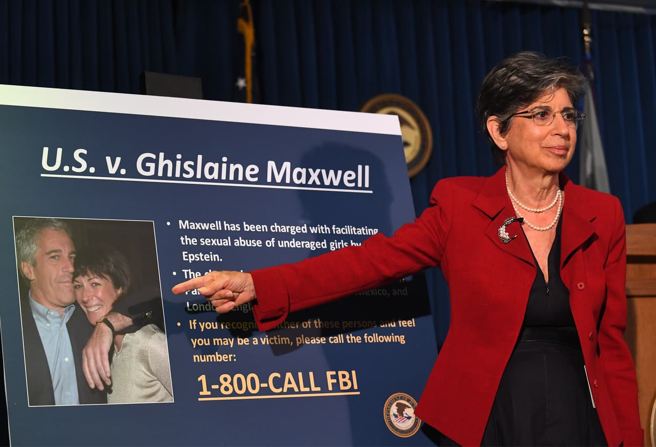 Ghislaine Maxwell fue arrestada con tres pasaportes y millones de dólares en el banco