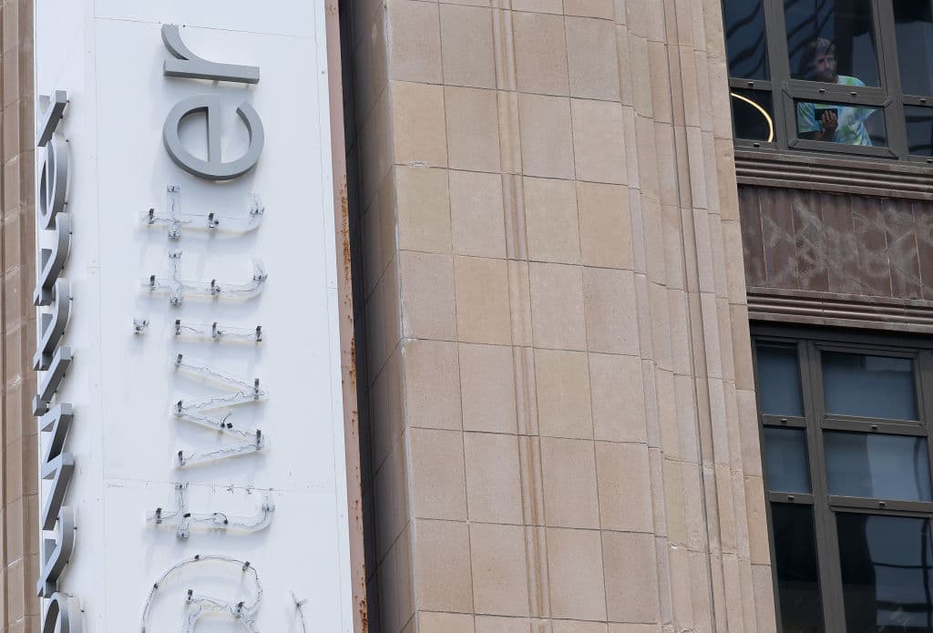 En el caso de X, la red social que antes se conocía como Twitter, la sede se muda 
<b><a href="https://www.univision.com/local/san-francisco-kdtv/elon-musk-sugiere-que-twitter-podria-mudar-sus-oficinas-centrales-de-san-francisco" target="_blank">de San Francisco a Austin, capital de Texas,</a></b> algo que había 'sugerido' el año pasado.