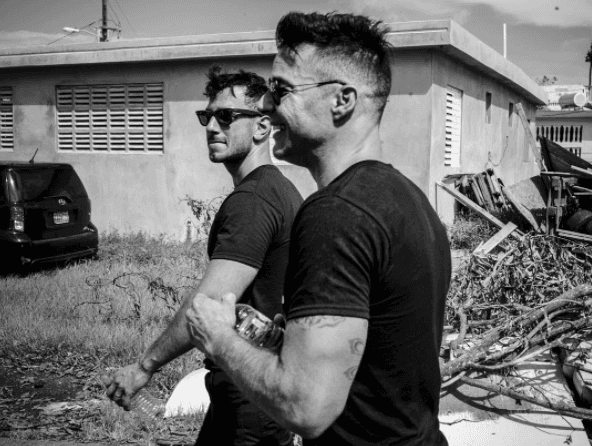 Además de pasearse por el mundo, Yosef acompaña a Ricky a todos lados y lo ayuda a promover las causas del cantante. Hace poco viajaron a Puerto Rico para ayudar a la isla tras la destrucción que causó el huracán María.