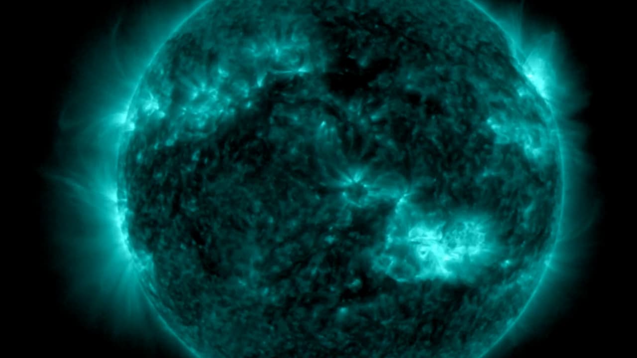 El Centro de Predicción Meteorológica Espacial emitió la alerta ante la potencial interrupción de las comunicaciones, la red eléctrica y las operaciones satelitales. Esto es lo que necesitas saber. 
<a href="https://www.youtube.com/watch?v=U9VxkXOrsks" target="_blank">Más información en UnivisionNoticias.com </a>