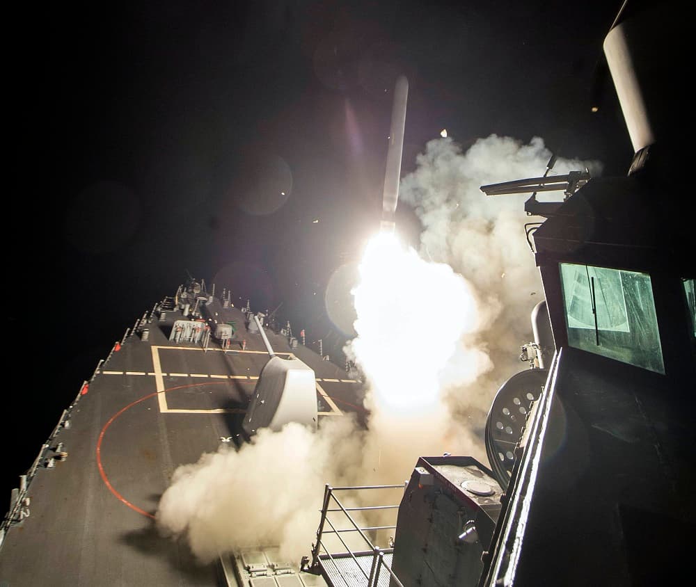 Estados Unidos avisó a las fuerzas rusas antes del ataque ya que los lanzamientos, dijo el Pentágono, estaban dirigidos para evitar "la muerte de civiles y en cumplimento de la Ley de Conflicto Armado".
<br>
