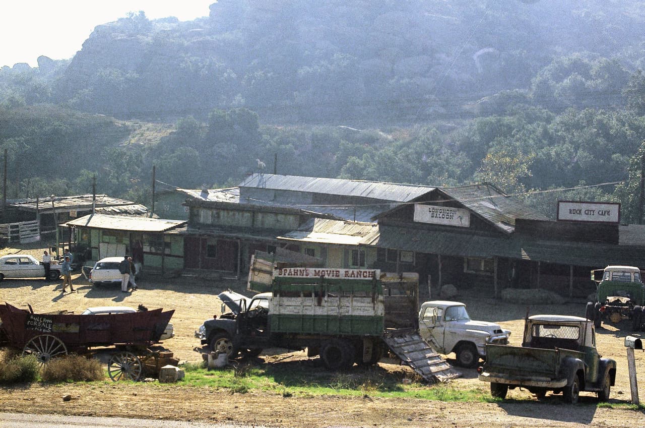 'La Familia Manson' recorría California en un autobús, pero tenían como base el 
<a href="https://en.wikipedia.org/wiki/Santa_Susana_Pass_State_Historic_Park">Rancho Spahn</a>, ubicado en el
<b> <a href="https://en.wikipedia.org/wiki/Santa_Susana_Pass_State_Historic_Park">Parque Histórico de Santa Susana Pass.</a> </b>El lugar estaba lleno de escenografías en desuso que habían ambientado los famosos westerns de la década de 1940. Allí se filmaron también algunos capítulos de series emblemáticas como 'Bonanza' y 'El Zorro'.