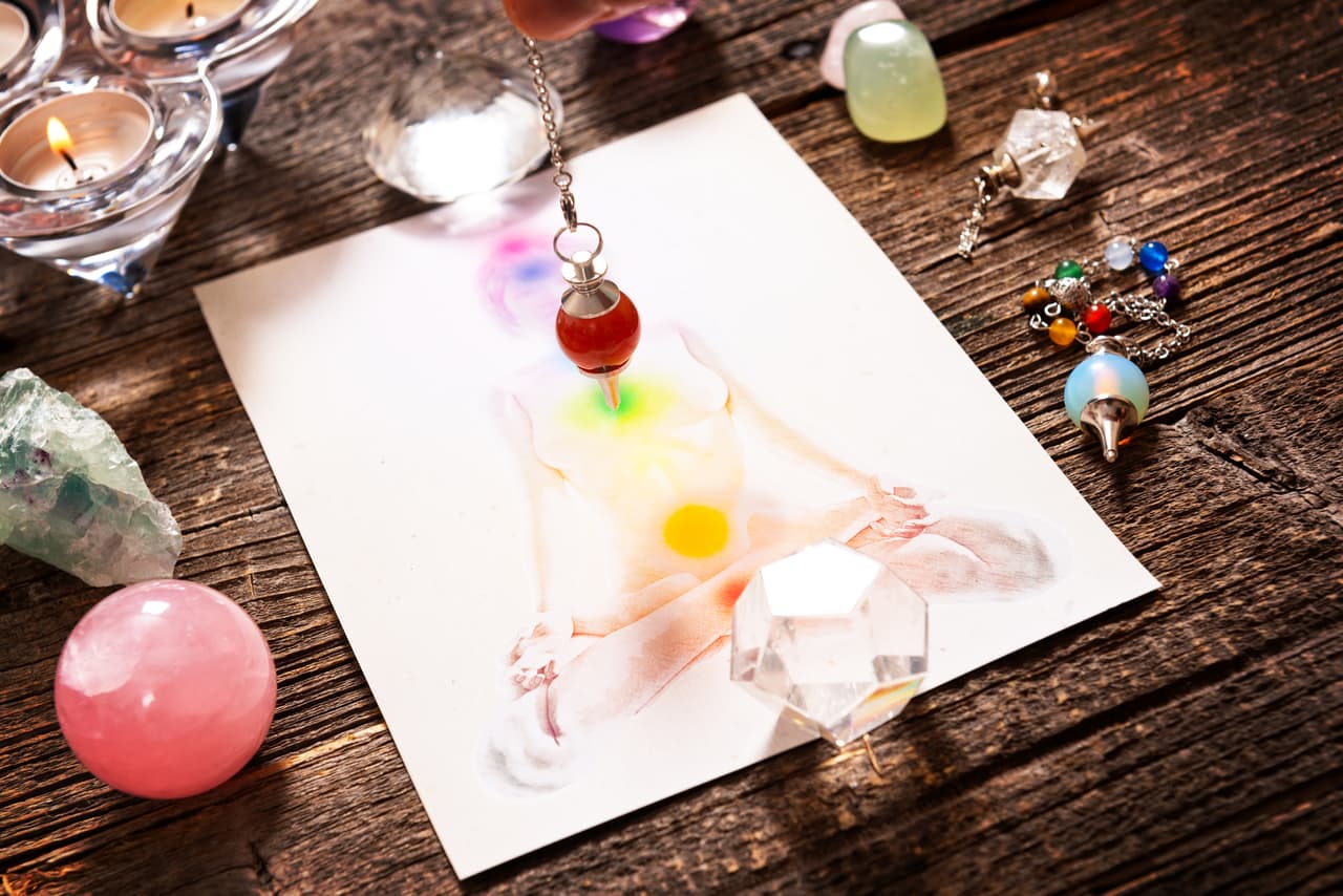 El poder de un péndulo aplica para varias áreas de nuestras vidas. Sirven entre otras cosas para realizar un diagnóstico y valorar el estado de nuestros chakras, regenerar y equilibrar la energía de nuestros chakras y diagnosticar nuestra energía y estado de salud.
<br>
<br>
<br>