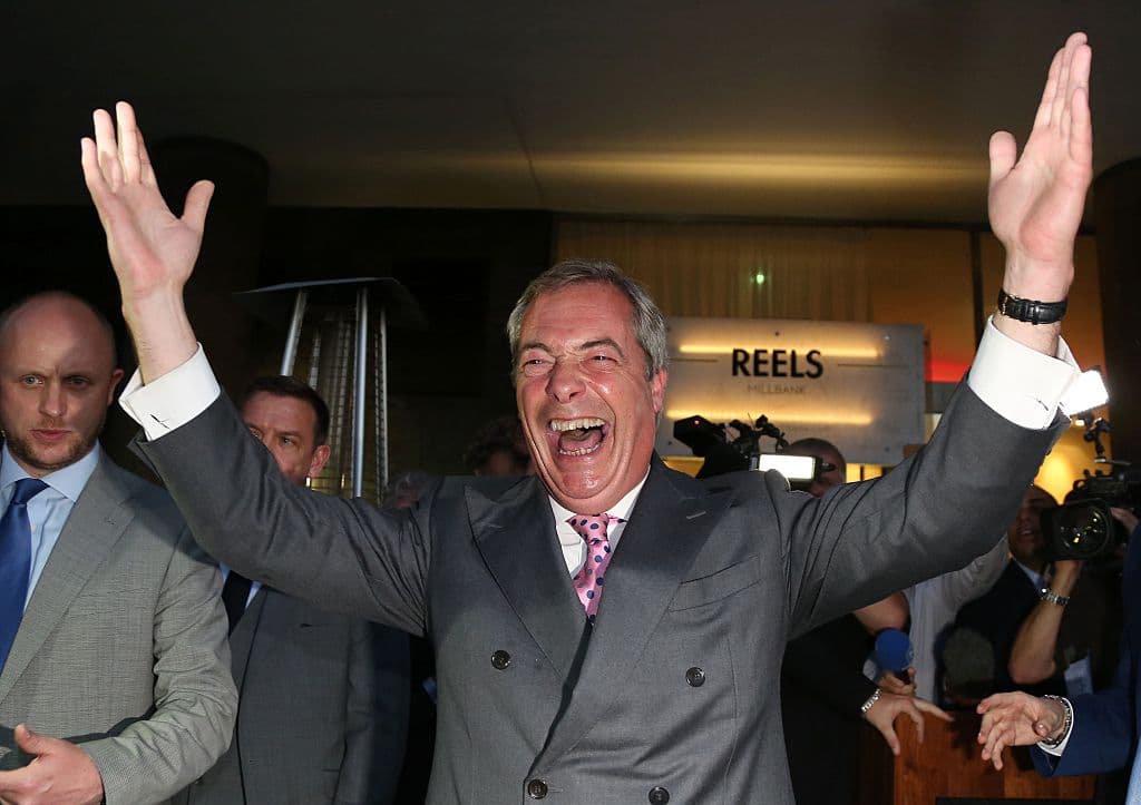 Nigel Farage celebra la salida de Reino Unido de la Unión Europea.