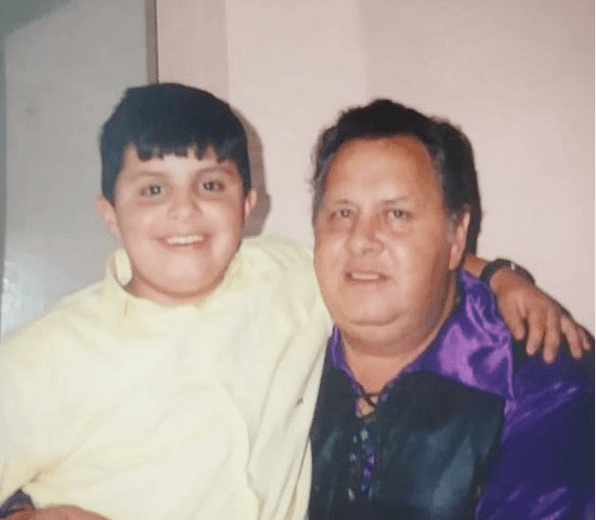 Paul Stanley fue invadido por la nostalgia en esta celebración, el actor y comediante honró la memoria de su fallecido padre con una fotografía de su infancia. “Feliz día papá te extraño siempre”.