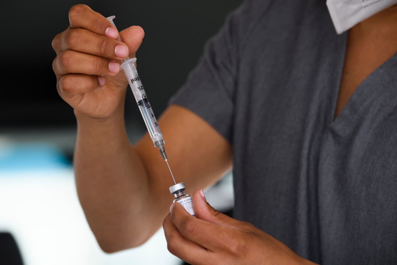 El intervalo entre las dosis iniciales y un refuerzo se acorta de 6 meses a 5 meses para las personas que recibieron la vacuna Pfizer.