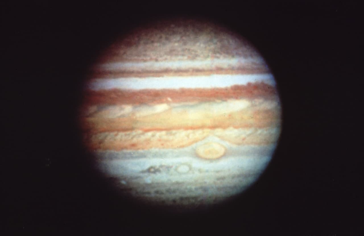 <b>Júpiter (1991). </b>Esta fue la primera fotografía en color verdadero del planeta gigante Júpiter desde el telescopio espacial Hubble. Todas las características de esta imagen son formaciones de nubes en la atmósfera de Júpiter, que contienen pequeños cristales de amoníaco congelado y trazas de coloridos compuestos químicos de carbono, azufre y fósforo.