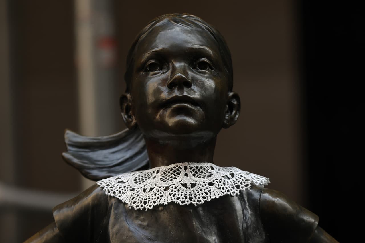 <b>Honores a <a href="https://www.univision.com/local/arizona-ktvw/noticias/politica/la-vida-en-fotos-de-ruth-bader-ginsburg-la-magistrada-de-la-corte-suprema-que-fue-icono-de-la-cultura-pop-estadounidense-fotos">Ruth Bader Ginsburg</a></b>. La magistrada falleció a mediados de septiembre a los 87 años y de costa a costa miles recordaron sus aportes a la sociedad estadounidense. Muchos encontraron en el famoso cuello de encaje de Ginsburg un símbolo de su lucha por las minorías en la Corte Suprema. Esta fotografía muestra la escultura ‘niña sin miedo’ de Nueva York 
<a href="https://www.univision.com/local/nueva-york-wxtv/la-nina-sin-miedo-viste-cuello-de-encaje-en-honor-a-ruth-bader-ginsburg-fotos"><u>con ese cuello blanco </u></a>cuando se celebraban los funerales de Estado para Ginsburg en Washington DC.