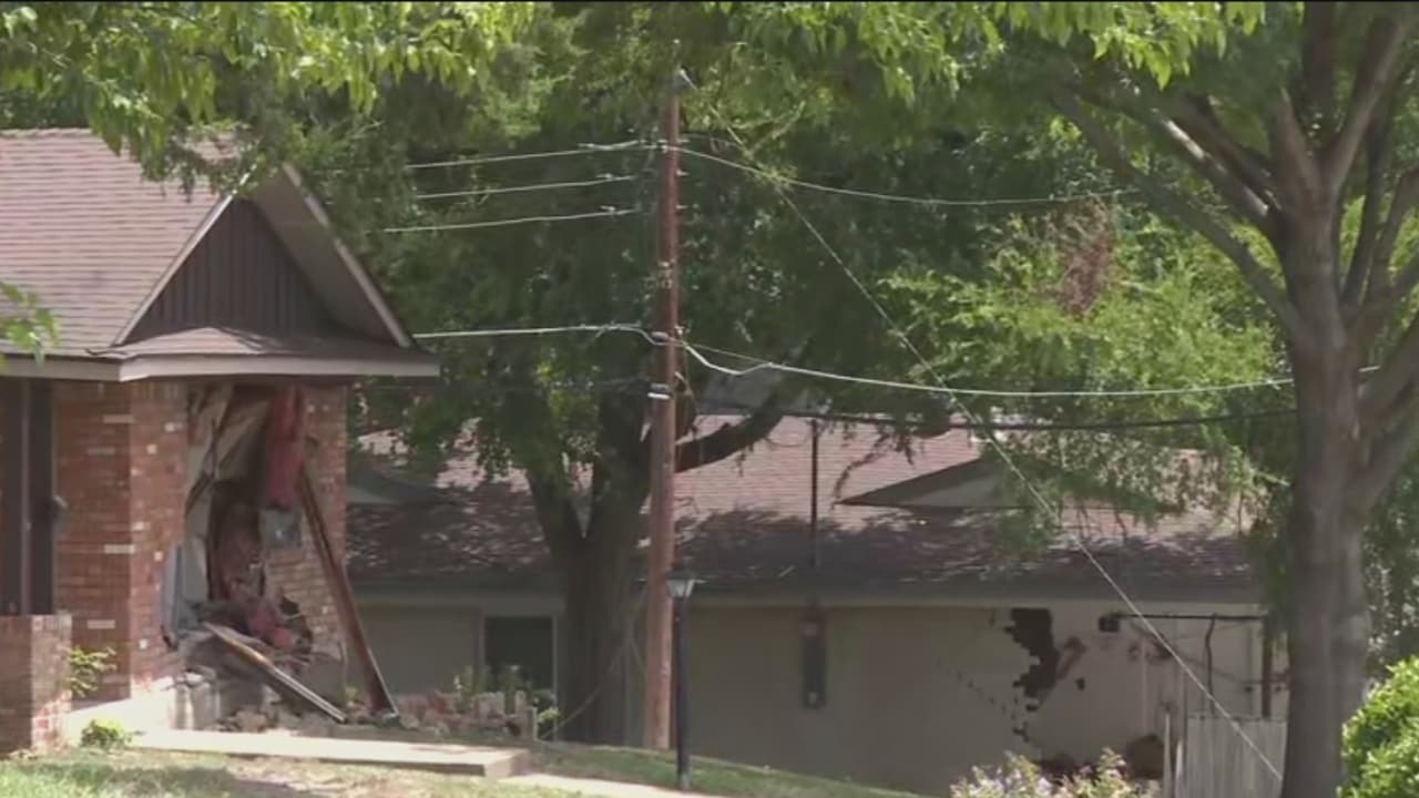 Conductor muere tras estrellar su vehículo contra dos casas en el sureste de Dallas