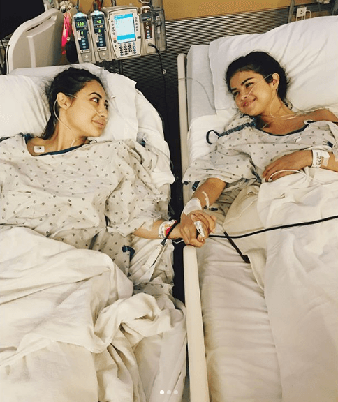 La cantante
<b> Selena Gomez, </b>que ha hecho pública su lucha contra el lupus, reveló que recibió un trasplante de riñón y que la donante fue 
<a href="https://www.univision.com/noticias/trasplantes/selena-gomez-recibe-un-rinon-de-su-mejor-amiga-como-el-lupus-afecta-el-sistema-renal?q">su mejor amiga</a>. Más de 10 millones de personas reaccionaron a 
<a href="https://www.instagram.com/p/BZBHr4Pg5Wd/">su publicación en Instagram</a>. "No hay palabras para describir cómo le agradezco a mi bella amiga Francia Raisa”, escribió en su cuenta.