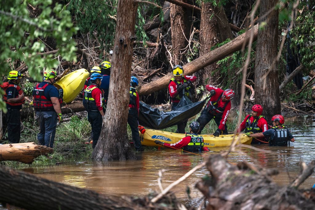 El grupo de 13 expertos mexicanos, que el domingo recuperó otros cuerpos, indicó en sus redes sociales que su participación responde "a la solicitud de apoyo por parte de
<b> <a href="https://www.univision.com/local/houston-kxln/la-organizacion-texas-equusearch-ayudara-en-la-busqueda-de-joven-hispana-desaparecida" target="_blank">Texas EquuSearch</a></b>, organización dedicada a la localización de personas desaparecidas”.