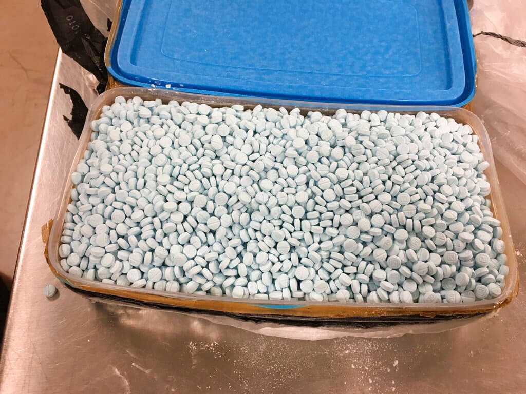 Las causas, según Friedman, “se deben casi en su totalidad a los fentanilos ilícitos, que se encuentran cada vez más en pastillas falsificadas".