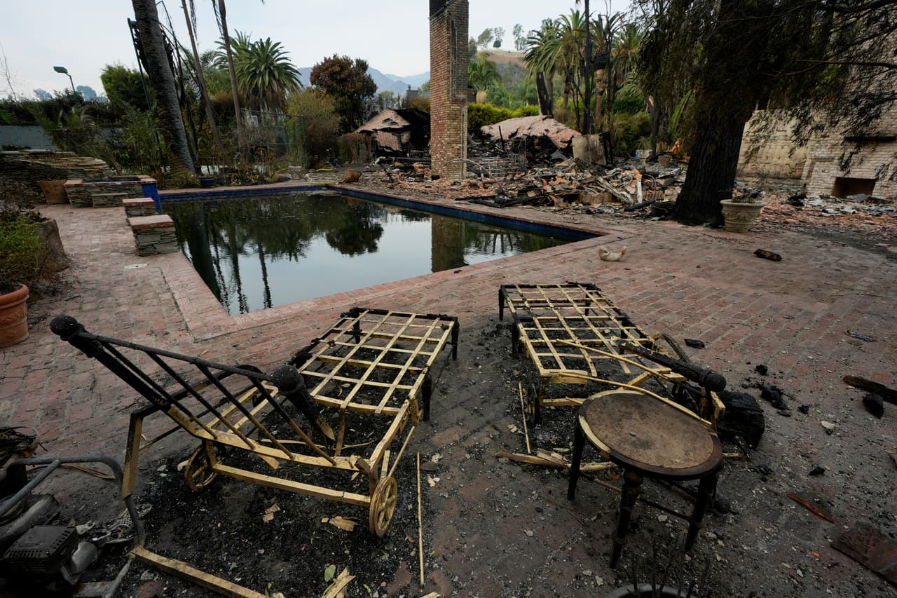 Muebles de exterior quemados abandonados en una propiedad después de que el incendio Franklin arrasara, el miércoles 11 de diciembre de 2024, en Malibú.