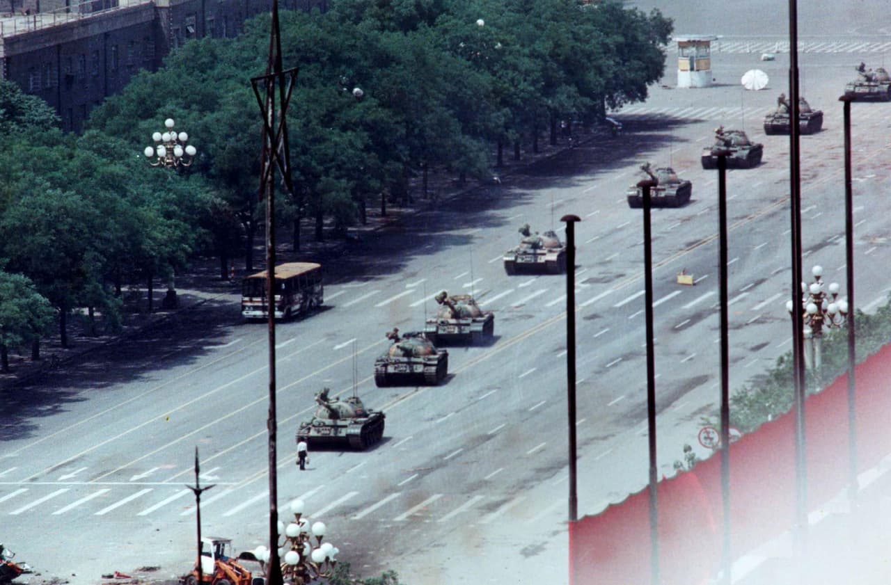 <b>1989, Masacre en Tiananmen. </b>En aquel año, las fuerzas armadas chinas reprimieron violentamente una protesta que exigía reformas democráticas en la plaza de Tiananmen,
<b> </b>en Pekín, dejando cientos de manifestantes muertos
<b> </b>(no se conoce la cantidad de víctimas)
<b>. </b>Las relaciones entre EEUU y China se deterioran luego de estas acciones. El entonces presidente George H.W. Bush autorizó sanciones y frenó las ventas militares aunque mantuvo comunicación con Pekín.
