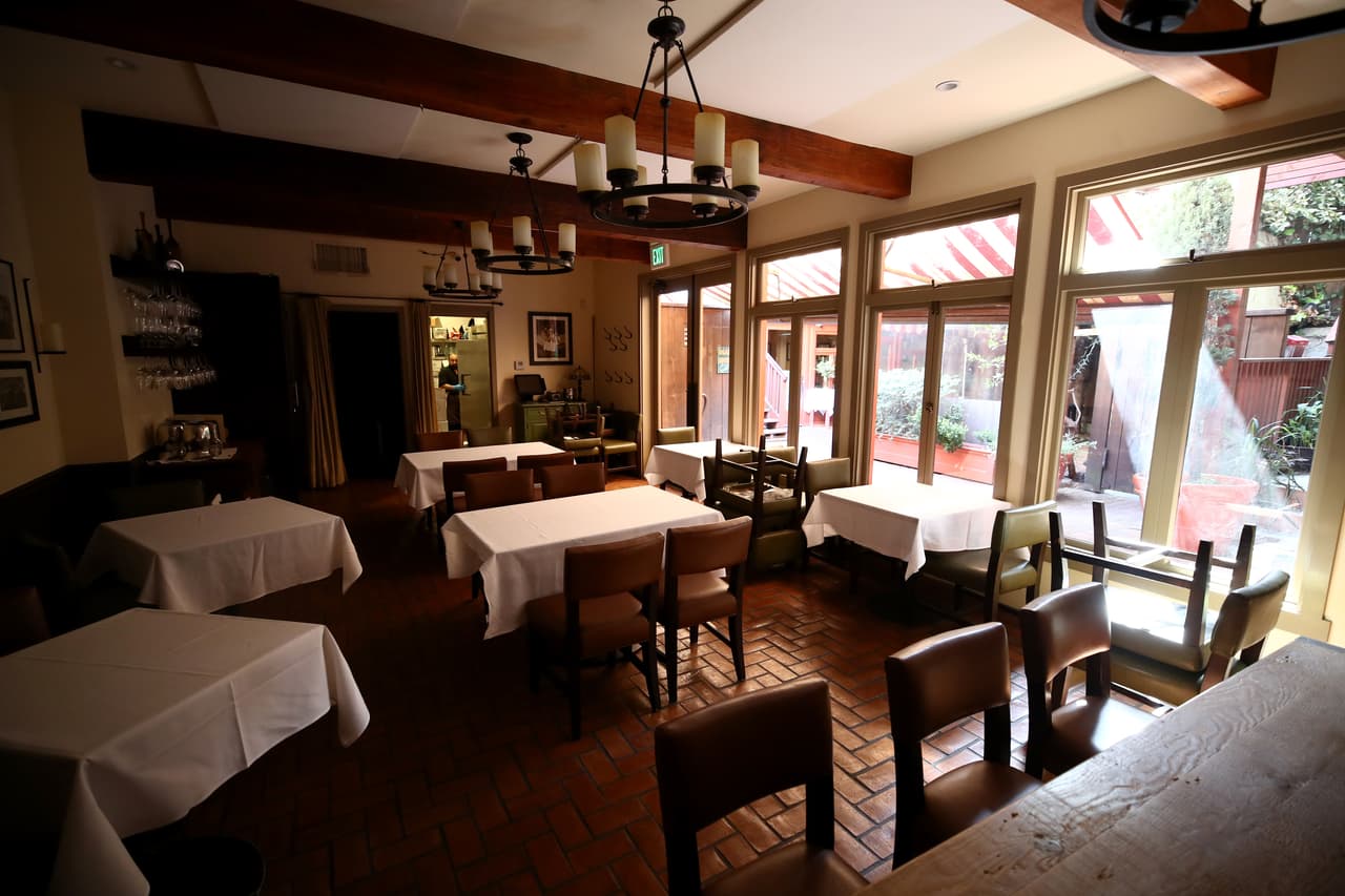 Los restaurantes deben cerrar nuevamente las puertas. La nueva orden de quedarse en casa sólo autoriza la venta de comida para llevar y entrega a domicilio.