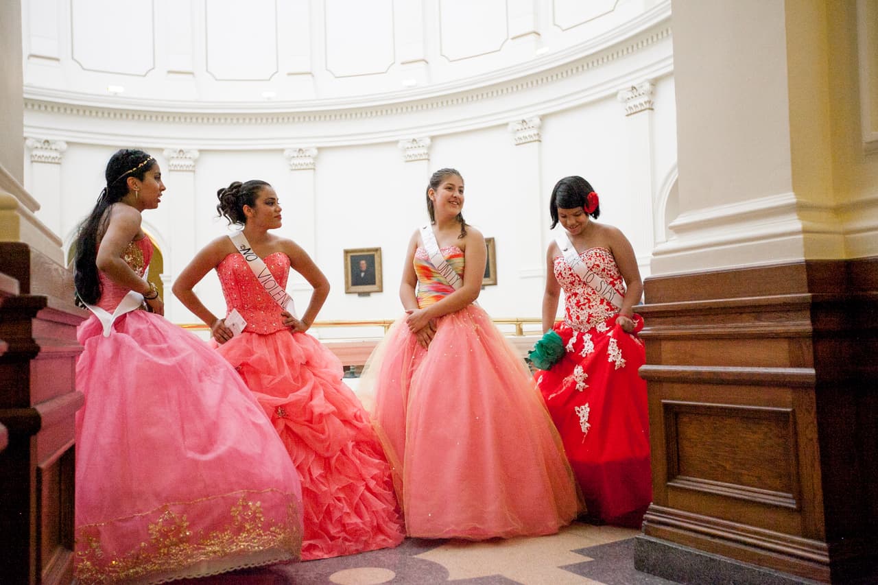<b>Vestidas contra la SB4.</b> La ley SB4 fue aprobada en la primavera de 2017 por legisladores republicanos de Texas, luego de que el gobernador Greg Abbott declarara como prioridad eliminar las ciudades santuario en el estado. La medida obligaba a las autoridades a cumplir con las solicitudes de detención de ICE. En julio de 2017, 15 jovencitas latinas desfilaron con trajes tradicionales de quinceañeras en el capitolio de Austin,Texas, para expresar orgullo por su cultura y rechazo a la SB4. 
<b><a href="https://www.univision.com/austin/kakw/noticias/sb4/corte-de-apelaciones-levanta-parte-del-bloqueo-de-la-ley-antisantuario-sb4-de-texas">Finalmente, la ley fue bloqueada y solo aprobada parcialmente</a></b>.