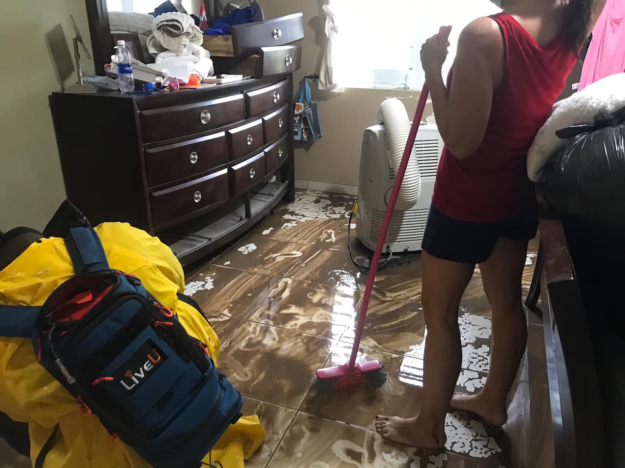 Así quedó la habitación de Arelis De la Torre, una residente de dicha urbanización.