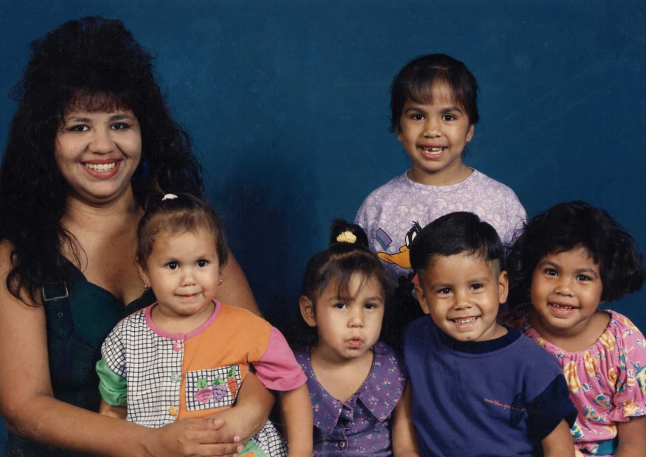 En 2007, Melissa Lucio era madre de 12 niños. La menor, Mariah, de dos años, cayó por las escaleras de la casa de la que se mudaban el 15 de febrero de ese año. Dos días después, la niña falleció mientras dormía una siesta. La vida de esta familia cambió para siempre. Kim Kardashian es una de las voces que está pidiendo clemencia para Lucio. En su cuenta de Twitter escribió: "Es muy desgarrador leer esta carta de los hijos de Melissa Lucio rogando que el Estado no mate a su madre. Hay muchas preguntas sin respuesta alrededor de este caso y la evidencia que fue usada para condenarla".