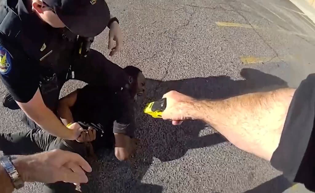 Grabaciones de cámaras corporales muestran cómo dos policías de Phoenix golpearon y electrocutaron a un hombre negro que padece sordera y parálisis facial 