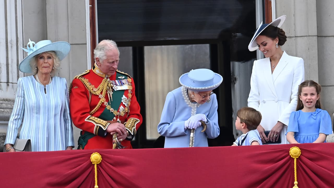 Mientras transcurría el ‘Trooping the Colour’, la reina Isabel II, que lucía extremadamente feliz, y el príncipe Louis tuvieron un breve acercamiento. 
<br>