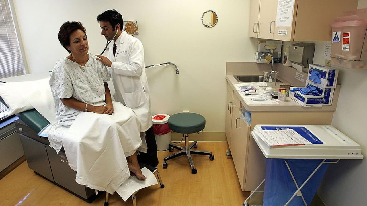 ¿Estás atravesando por la menopausia o tienes problemas de tiroides? Una doctora explica cómo diferenciarlos
