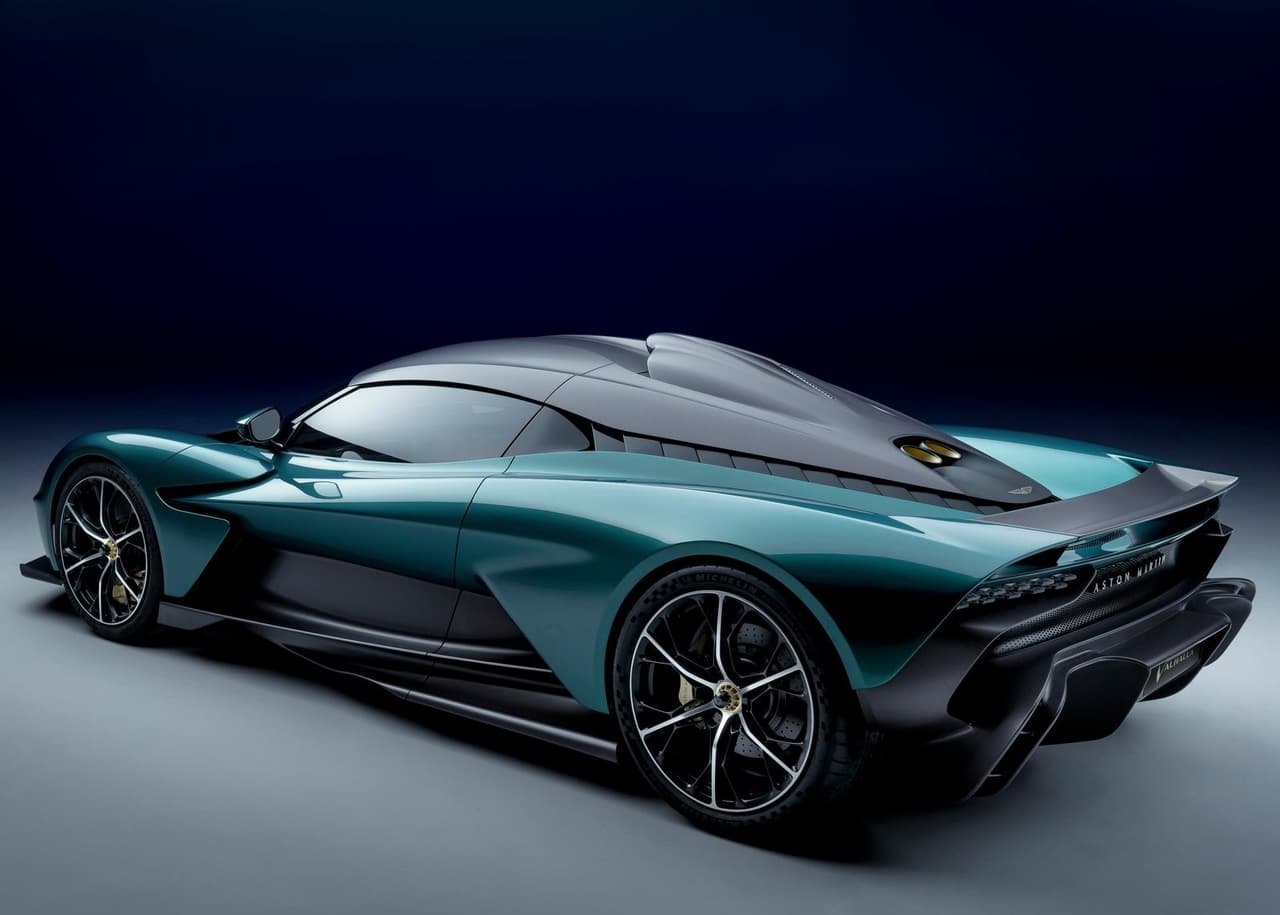En un inicio, el Valhalla estaba supuesto a montar un motor de seis cilindros en V. Sin embargo, los planes cambiaron en el camino y en su lugar fue incorporado un V8 de 4.0 litros doble turbo diseñado por Mercedes-AMG en Alemania, pero ensamblado por los ingenieros de 
<a href="https://www.univision.com/carros/marcas-de-carro/aston-martin" target="_blank">Aston Martin</a> en Inglaterra.