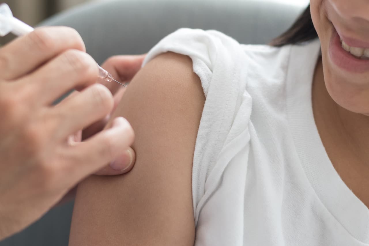 <b>Antivacunas.</b> Trump ha dicho en 
<a href="https://twitter.com/realdonaldtrump/status/449525268529815552" target="_blank">numerosas ocasiones</a> que supuestas dosis altas de vacunas causan autismo en niños, una posición 
<a href="https://www.cdc.gov/vaccinesafety/concerns/autism.html" target="_blank">refutada con fuerza por la comunidad científica.</a> "Un niño pequeño sano va al médico tiene una inyección masiva de muchas vacunas, no se siente bien y cambia: AUTISMO. ¡Muchos de esos casos!", 
<a href="https://twitter.com/realdonaldtrump/status/449525268529815552" target="_blank">dijo</a>. Pero ahora, en medio de la pandemia de coronavirus que en EEUU ha matado a más 114,000 personas, Trump alienta el desarrollo de una vacuna y aseguró que estaría lista antes del fin de 2020.