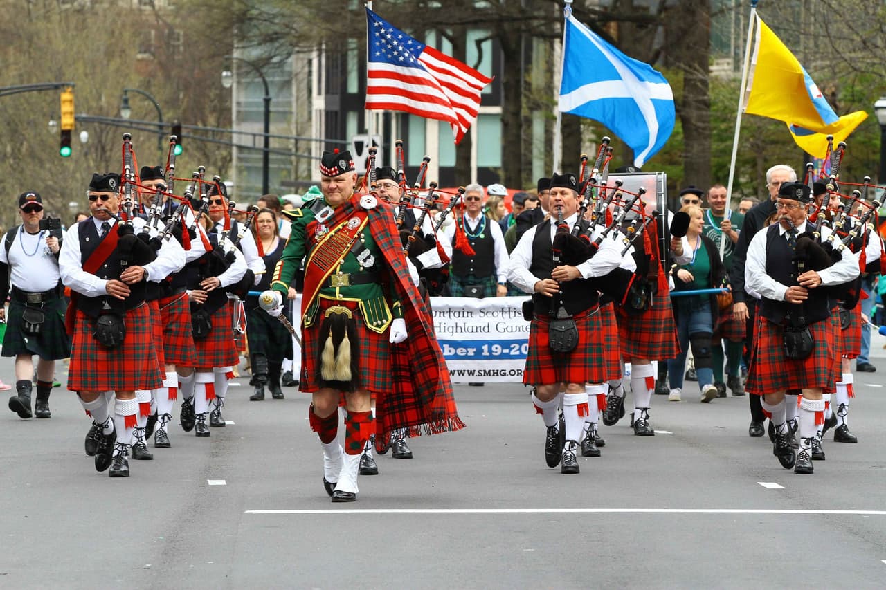 El evento atrae a personas y grupos de toda la ciudad y del sur, incluidos payasos, carrozas, bandas, Bagpipe & Drum Corps, niños, bailarines, equipos de ejercicios y más.