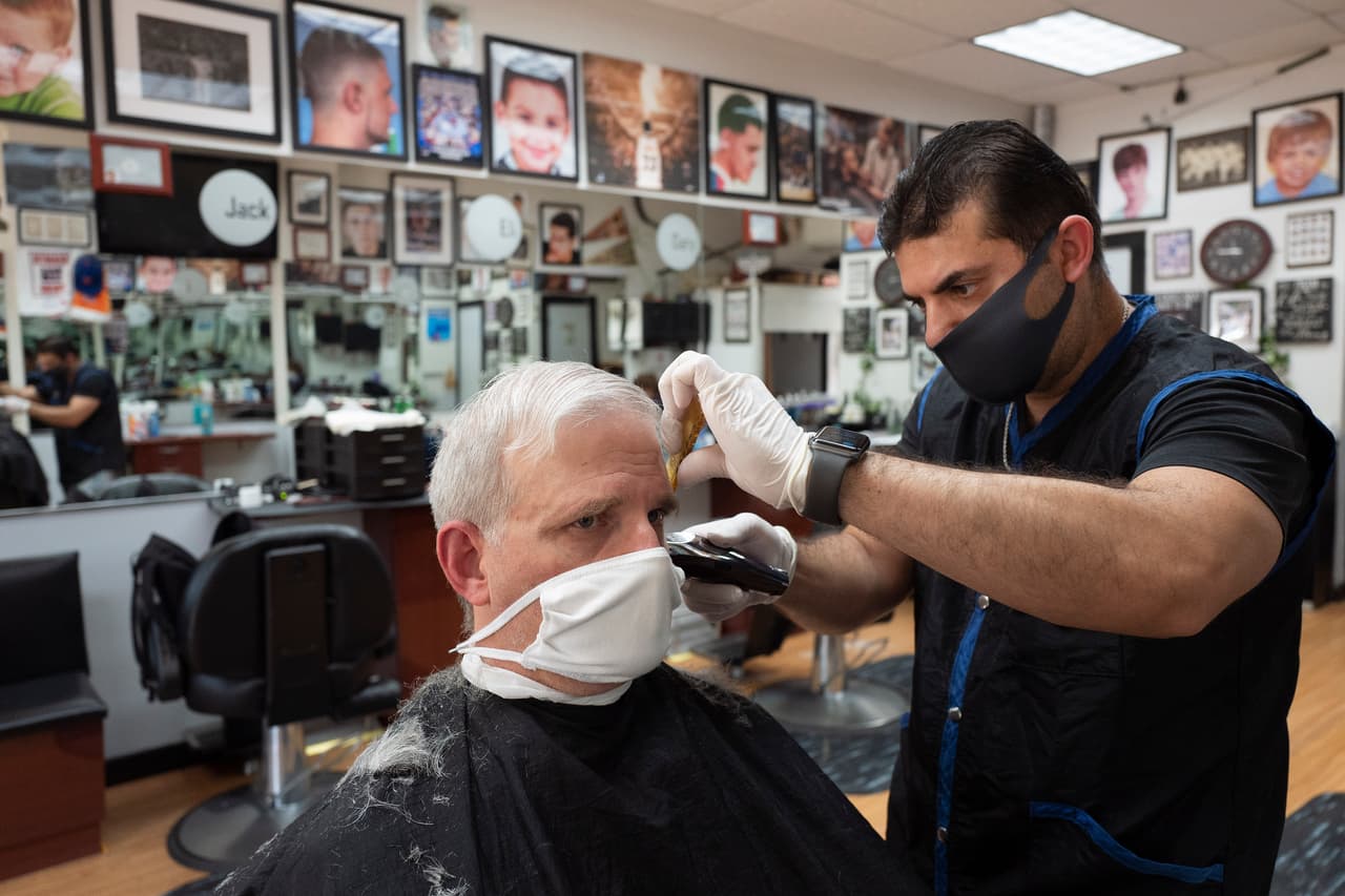 Las barberías y los salones de belleza en California solo podrán permancer reabiertos en los condados que no se encuentren en la lista de monitoreo del Departamento de Salud estatal, mientras que en el resto se verán obligados a cerrar de inmediato.