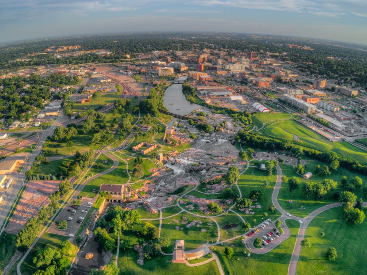 <b>South Dakota: Sioux Falls. – Obtuvo 76.19 de 100 puntos dentro de las mejores ciudades de clase media para vivir. </b>Es una de las urbes del país con las economías más estables, su tasa de desempleo es sólo de 2.4%. El costo de vida está por debajo del promedio y cuenta con un excelente nivel educativo y parques para pasar las tardes en familia.