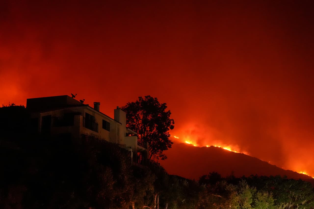 Un 
<b><a href="https://www.univision.com/local/los-angeles-kmex/incendio-franklin-desalojos-en-malibu-cierre-universidad-de-pepperdine" target="_blank">fuerte incendio</a></b> se desató la noche del martes 9 de diciembre en 
<b>Malibú,</b> frente al mar, lujosas casas y una universidad. De inmediato los bomberos comenzaron a trabajar para contenerlo.